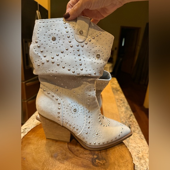Very G Studded Cream  Heeled Boots - NWOT. 9.5 - Picture 8 of 12